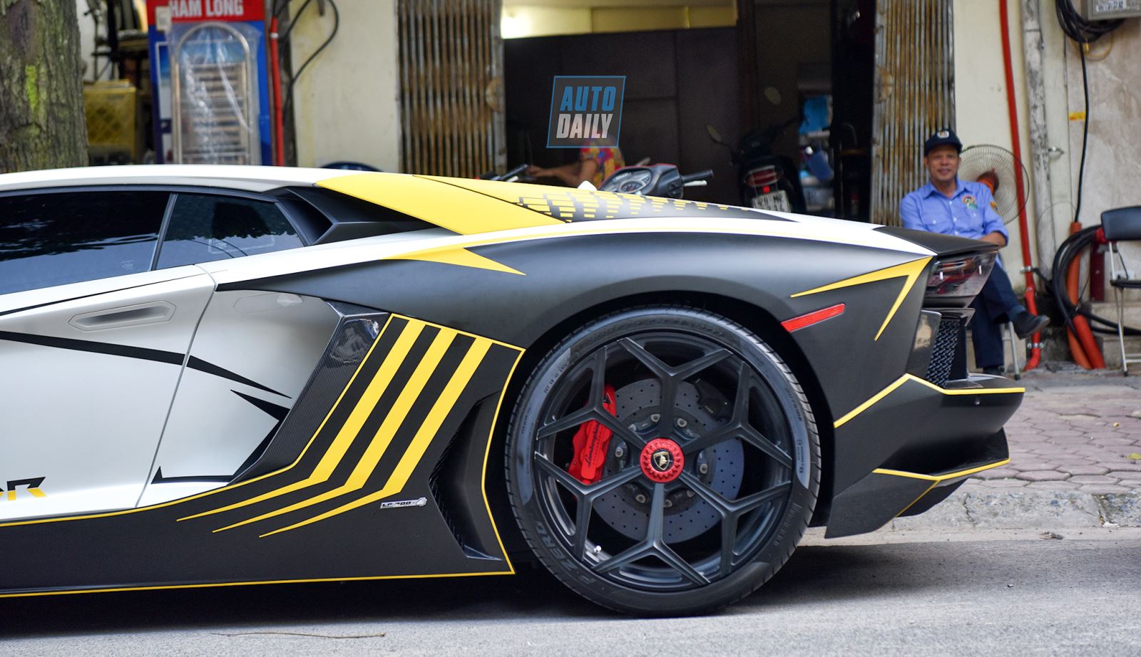 Lamborghini Aventador đổi màu ngoại thất và độ ống xả kiểu xe đua 7