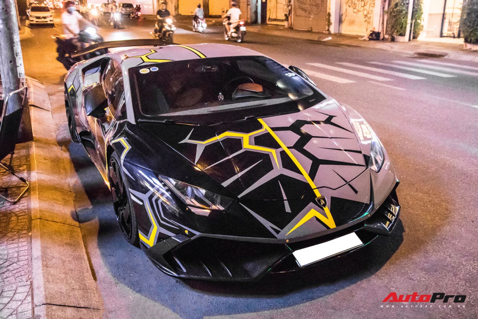 Lamborghini Huracan độ Mansory lột xác với phong cách 'rạn nứt' tại Sài Gòn 3