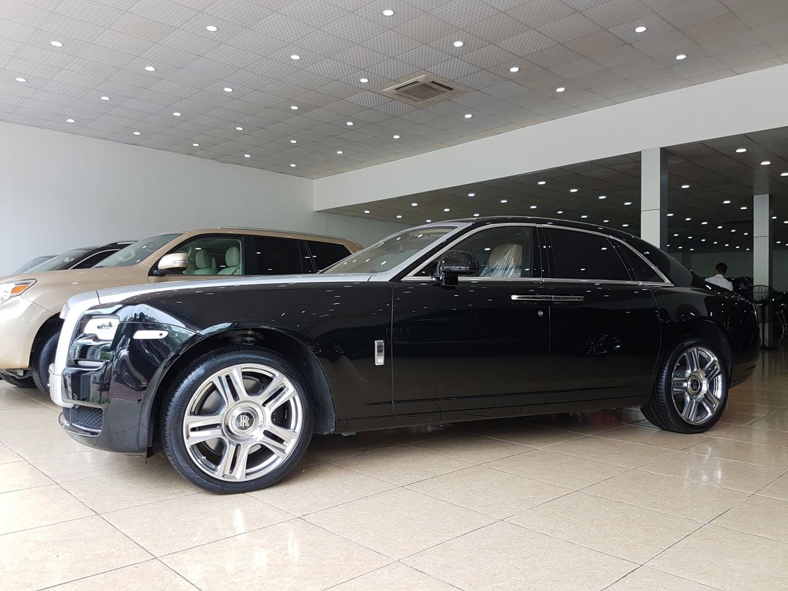 Rolls-Royce Ghost Series II 4 năm tuổi vẫn có giá hơn 20 tỷ đồng 2